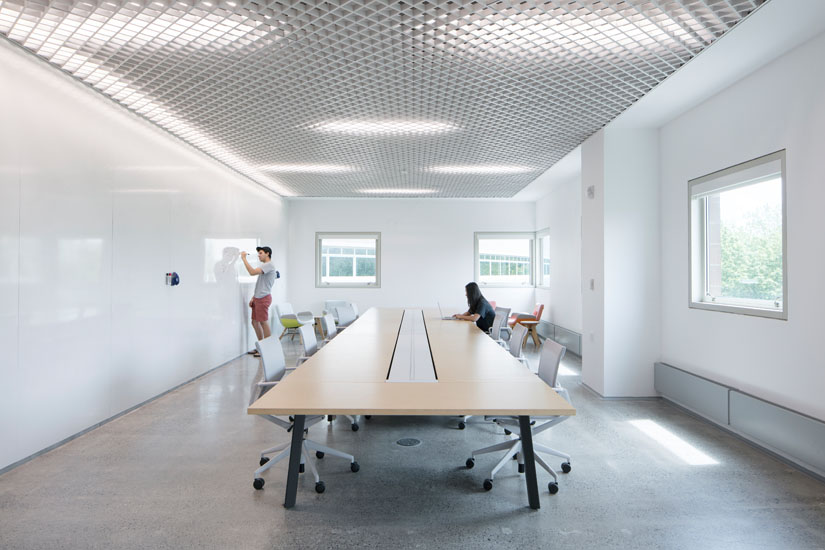 Breakout space with long table and whiteboard walls within CSL Space, Rhodes Hall, Cornell University ©Naho Kubota + LEVENBETTS